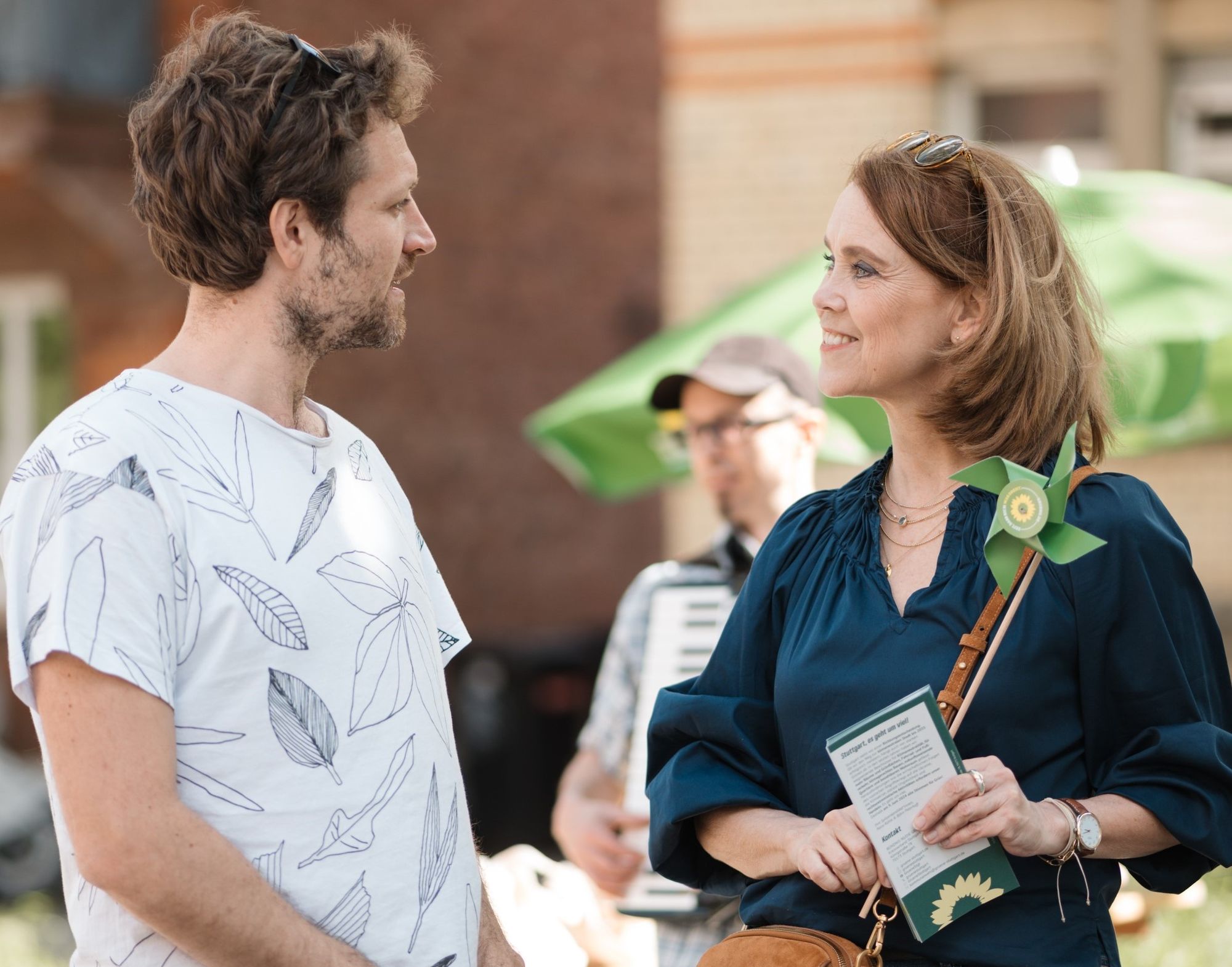 Landtagsabgeordnete Petra Olschowski spricht bei einem Straßenfest mit Stadtrat Fabian Reger