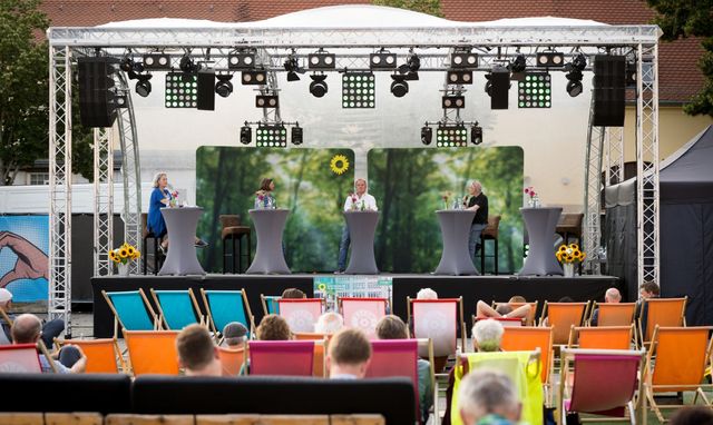 Grüne Mitglieder auf einer Bühne beim Sommerfest 2022