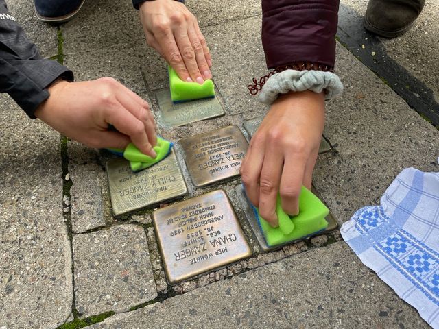 Reichspogromnacht - Wir putzen Stuttgarter Stolpersteine